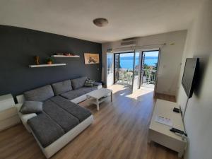 Μια τηλεόραση ή/και κέντρο ψυχαγωγίας στο Sea view Nona Apartment