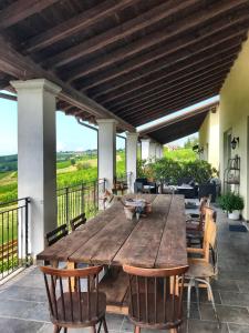 A balcony or terrace at Il Sassoscritto Bed and Breakfast