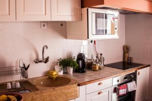 A cozinha ou cozinha compacta de Most Art Boutique Hostel