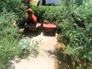 an overhead view of a garden with two red benches at Apartments Sokolović in Krk