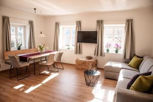 ein Wohnzimmer mit einem Tisch und einem Sofa in der Unterkunft Puenlandhof in Bruneck