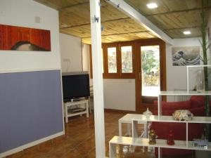 Μια τηλεόραση ή/και κέντρο ψυχαγωγίας στο Casita para dos con piscina privada