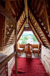 Habitación con altillo con mesa y sillas en Casa Chira, en Vişeu de Sus