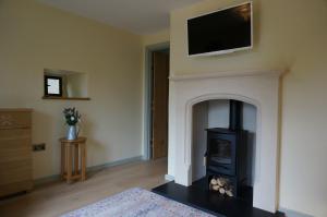 TV at/o entertainment center sa Gatekeepers Lodge, Dyrham Park - Private & Self Contained, deluxe accommodation, 15 mins from Bath