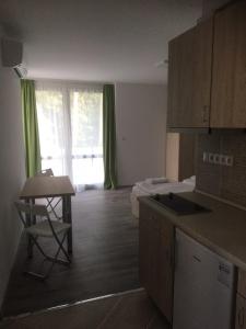 um quarto com uma cozinha e um quarto com uma cama em Apartmanhotel Baraton*** em Balatonfüred