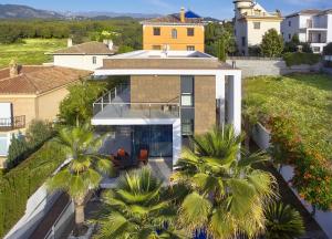 una vista aérea de una casa con palmeras en Nevada Granada Relax & Nature, en La Zubia