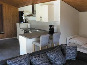 a living room with a couch and a kitchen at Wiesenblick in Weddingstedt