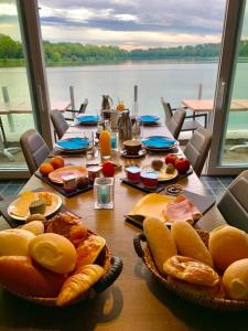 uma mesa com comida com vista para a água em Vijverhuis em Ieper