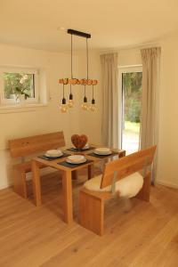 a dining room with a table and chairs and a dining room at Frankenwald Chalets - Ferienhaus Hans in Wilhelmsthal