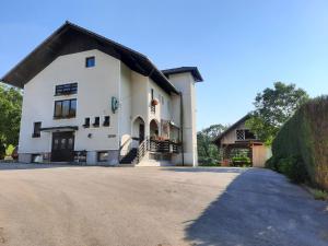a large white building with a gambrel roof at Tourist Farm Lavrič in Woditz