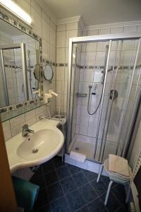 A bathroom at Hotel Garni Sonnenheim
