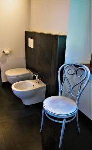 バーニョ・ディ・ロマーニャにあるIl Palazzo Ridracoliのバスルーム(椅子、シンク、トイレ付)