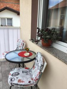 una mesa y dos sillas sentadas en un alféizar de la ventana en Bingo Apartments en Banja Luka
