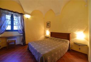 a small bedroom with a bed and a window at I Fioretti in Canari
