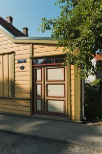 a garage with a large door on the side of a house at Kuressaare Turu Apartment in Kuressaare