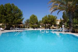 una grande piscina con acqua blu in un resort di Modern Penthouse Sea View apartment Regina Gardens a Paphos