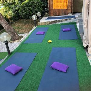 a group of yoga mats on the grass at Lakshmi House in Rapallo