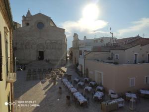 eine Gruppe von Tischen und Stühlen vor einem Gebäude in der Unterkunft B&B Vescovo Pitirro in Termoli