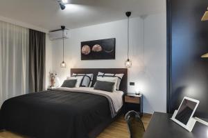 sypialnia z łóżkiem i biurkiem z laptopem w obiekcie Giardini Penthouse apartment Pula w Puli