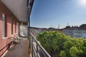 balkon z krzesłami i widokiem na miasto w obiekcie Giardini Penthouse apartment Pula w Puli