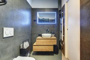 łazienka z umywalką i lustrem w obiekcie Giardini Penthouse apartment Pula w Puli +19 zdjęć