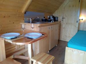 una cocina con fregadero y una mesa en una cabaña en Macbeth's Hillock en Forres