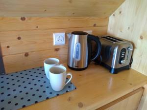 una cafetera y dos tazas en un mostrador en Macbeth's Hillock, en Forres