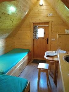Habitación con cama y lavamanos en una cabaña en Macbeth's Hillock, en Forres