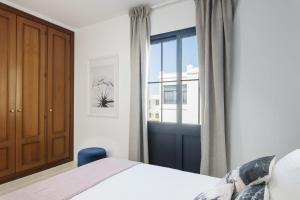 a bedroom with a bed and a window at Villa Roble in Yaiza +57 photos