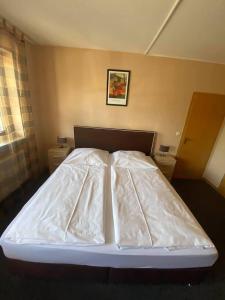 Postel nebo postele na pokoji v ubytování Hotel-Gasthof "Alter Ritter"