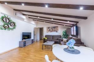 sala de estar con sofá y mesa en Palacio Descalzos -Atico 3b- Parking incluido, en Tudela
