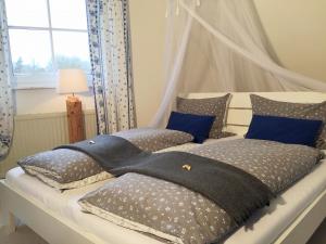 2 camas con almohadas en un dormitorio en Ferienidyll Aumühle "Muswiese" en Rot am See