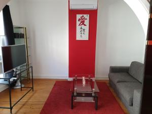 un soggiorno con divano e parete rossa di B&B Luxe Suites 1-2-3 ad Anversa