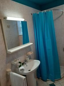 Et badeværelse på Apartments Mladinić