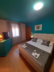 Ένα ή περισσότερα κρεβάτια σε δωμάτιο στο Apartments Mladinić