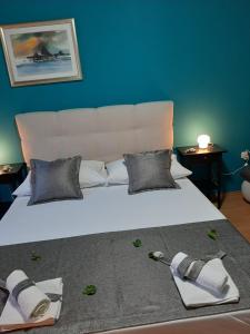 Un dormitorio con una cama con toallas y zapatos. en Apartments Mladinić, en Pučišća