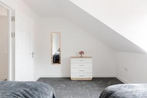 سرير أو أسرّة في غرفة في Birmingham Estate - Contractor & Group Accommodation - Secure Parking