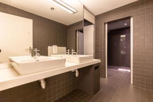 Phòng tắm tại Capsule Hotel by Hyve Basel