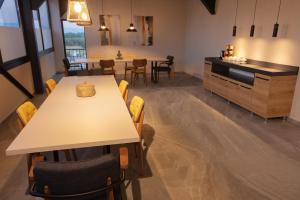 a room with a table and chairs and a kitchen at VALENT OTEL BUSINESS in Mehmetalanı