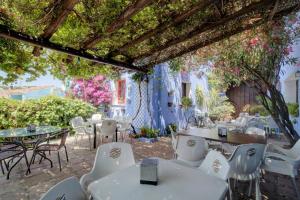 A restaurant or other place to eat at Hotel Restaurante Bandolero