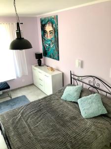 um quarto com uma cama com um quadro na parede em Mielno Enklawa 28 em Unieście