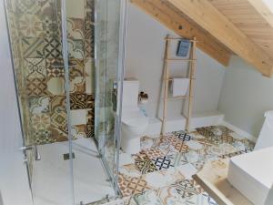 un baño con ducha y WC en Apartamentos Playa de Camariñas, en Camariñas 28 fotos más