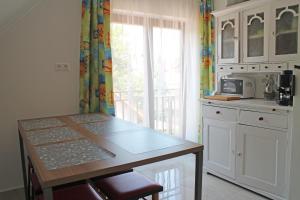 Kuchyňa alebo kuchynka v ubytovaní Illés Apartman