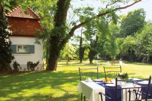 a table in a yard with a white table cloth at Landhotel Altes Wasserwerk GbR in Freinsheim