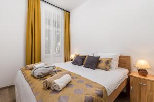 Postel nebo postele na pokoji v ubytování Quiet Center Apartments