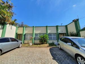 two cars parked in front of a building at Morar Bem in Sao Paulo