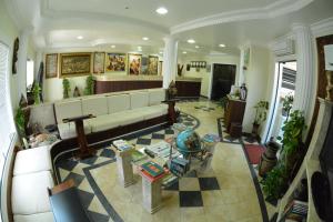 ein Wohnzimmer mit einem Sofa und einem Tisch in der Unterkunft Itália Hotel in Telêmaco Borba