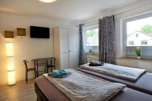 Postel nebo postele na pokoji v ubytování Sportpension "Seminarhaus an der Eider"