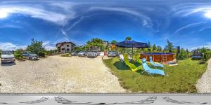 ein großer Parkplatz mit Stühlen und Sonnenschirm in der Unterkunft Villa Summer House in Sweti Konstantin