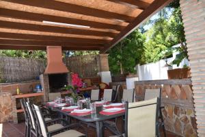 un tavolo e sedie su un patio con camino di Villa Pelae a Frigiliana